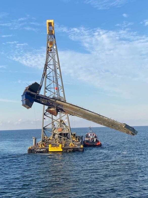 submerged crane barge recovery